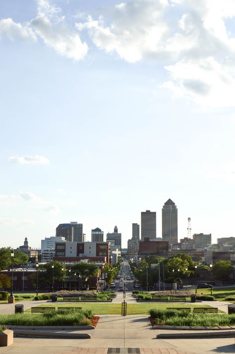 Summer Activities in Des Moines, Iowa | Pointed North Des Moines Iowa Aesthetic, Iowa Aesthetic, Rooftop Bars, Lets Get Lost, Sioux City, Des Moines Iowa, Rooftop Bar, Music Festivals, Sioux