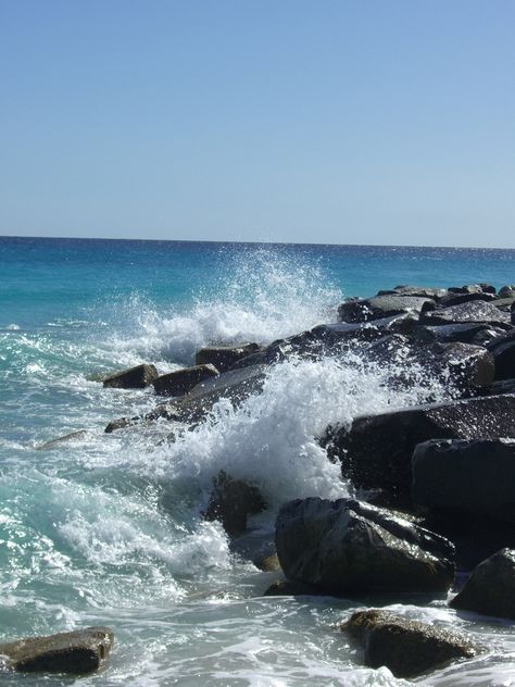 Waves Crashing On Rocks Photography, Waves On Rocks Crashing, Waves Crashing On Rocks Painting, Waves Crashing Against Rocks, Water Crashing On Rocks, Crashing Waves Aesthetic, Crashing Waves Photography, Waves Against Rocks, Waves Crashing On Beach