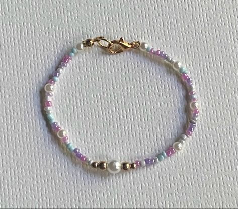 Beaded Bracelets Name Ideas, Purple Diy Bracelet, Small Beads Bracelets Ideas Aesthetic, Small Beads Bracelets Ideas, Purple Bead Bracelet Ideas, Purple Bracelets Beads, Purple Beads Bracelets, Beads Anklets Ideas, Purple Bracelet Ideas