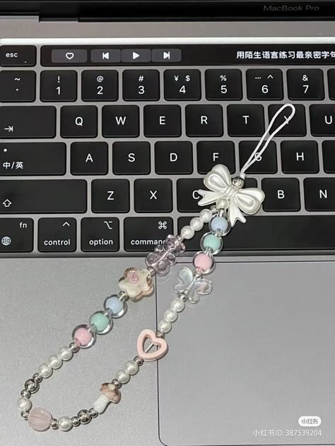 Phone Charm Strap Aesthetic, Aesthetic Phone Strap, Diy Phone Charm Aesthetic, Gantungan Hp Manik-manik, Diy Phone Strap, Gelang Manik Aesthetic, Phone Strap Aesthetic, Aesthetic Phone Charms, Phone Charms Aesthetic