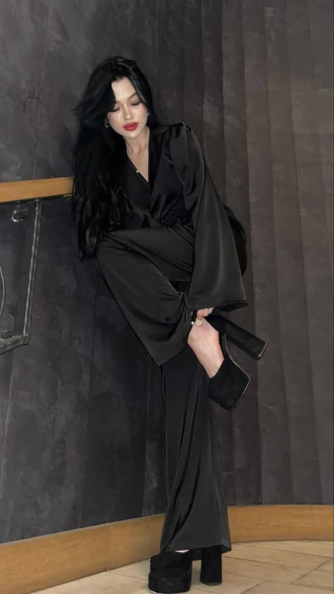 Looks Rihanna, Black Homecoming Dress, Simple Wedding Dress, Moda Chic, Dark Feminine, Modest Fashion Outfits, Mode Inspo, Looks Chic, Feminine Outfit