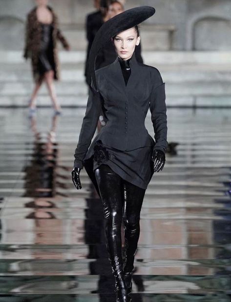 Bella Hadid Runway, Runway Fashion Couture, Runway Outfits, Moda Paris, Virtual Fashion, Looks Chic, Dark Fashion, Bella Hadid, Looks Vintage