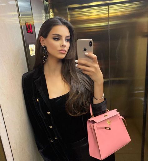 Instagram Russia Pink Hermes Bag, Pink Hermes, Uni Fashion, Lux Fashion, Money Lifestyle, Instagram Russia, Cute Dresses For Party, Luxury Lifestyle Fashion, Rich Money