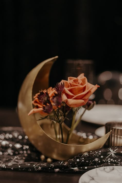 Celestial wedding inspo: Ikebana arrangements in moon vases Moon Wedding Theme, Star Themed Wedding, Celestial Wedding Theme, Witchy Wedding, Starry Night Wedding, Enchanted Forest Wedding, Moon Wedding, Ikebana Arrangements, Celestial Wedding