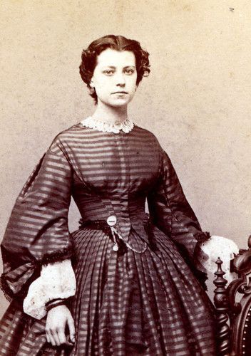 1860s Fashion, 1860 Fashion, Victorian Photos, Victorian Clothing, Victorian Women, Little Women, Vintage Portraits, Old Photographs, Historical Costume