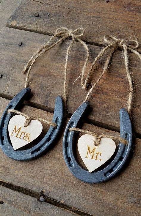 Horseshoe Wedding Decorations, Horseshoe Wedding, Country Wedding Pictures, Wedding Chair Signs, Wedding Horseshoes, Rustic Wedding Decorations, Horse Wedding, Barn Wedding Decorations, Horseshoe Decor