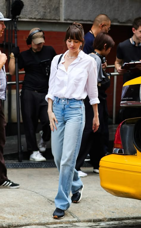 Dakota Johnson Found the Perfect Pair of ’90s Jeans | Glamour Fall Nyc Outfits, Nyc Outfits Fall, Nyc Fall Fashion, Nyc Fall Outfits, Fall Nyc, Double Denim Looks, Dakota Style, Fall Winter Capsule Wardrobe, Outfits Nyc