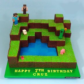 CAKESPIRATION: 25 Minecraft cakes to build Cupcakes Minecraft, Minecraft Cake Pops, Gamer Birthday Cake, Pastel Minecraft, Minecraft Cakes, Minecraft Cupcakes, Minecraft Party Decorations, Minecraft Birthday Cake, 7th Birthday Cakes