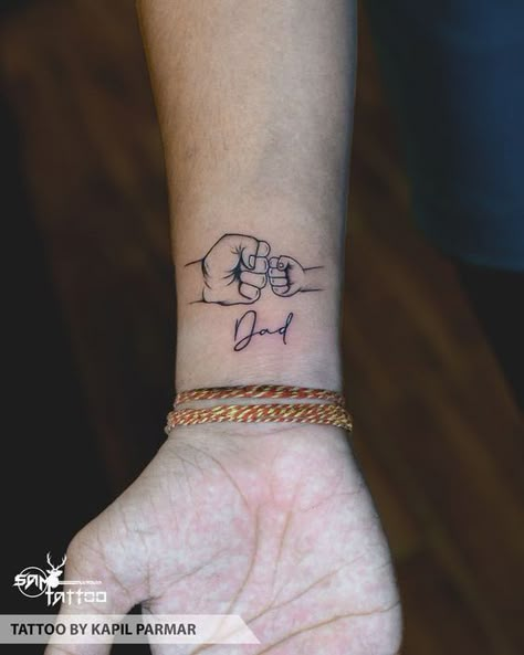 Tattoos For Men Family, Tatuaje Ekg, Hand Tattoos For Guys Men, Rip Tattoos For Dad, Daughter And Father Tattoo, Hand Tattoos For Men, Tattoo Font For Men, Band Tattoos For Men, Family Tattoos For Men