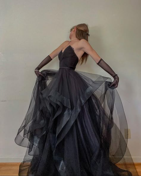 Pic i found on insta Party Dress With Gloves, Tulle Pattern, Mode Indie, Dress With Gloves, Strapless Party Dress, Strapless Prom Dresses, A Line Evening Dress, Fairytale Fashion, Tulle Evening Dress