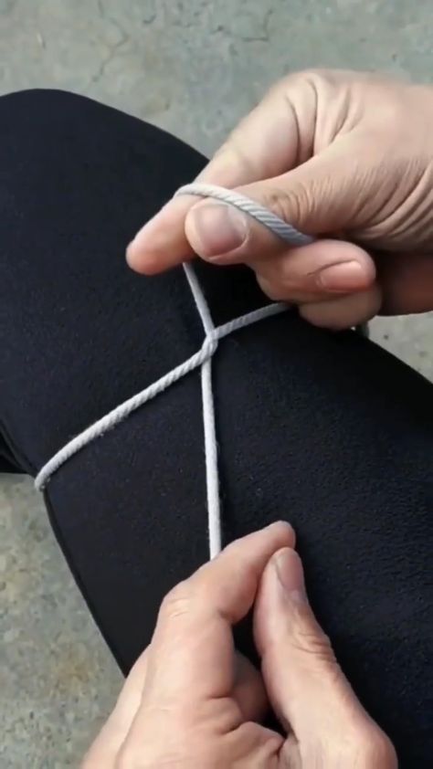 How To Tie Knot In Dress, How To Tie A Square Knot, Cool Hacks Videos, How To Tie A Perfect Bow, How To Tie A Bow, Sweater Hacks, Simpul Dasi, Bow Tying, How To Tie A Knot