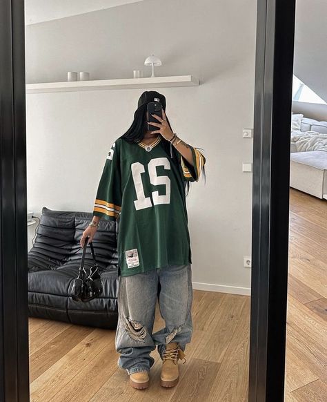 90s Fashion For Spirit Week, Oversized Baseball Jersey Outfit Women, Hockey Jersey Outfit Woman Oversized, 2000s Jersey Outfit, Y2k Jersey Outfit, Nfl Jersey Outfit Women Style, Hockey Jersey Outfit Woman, Oversized Baseball Jersey, Nfl Jersey Outfit