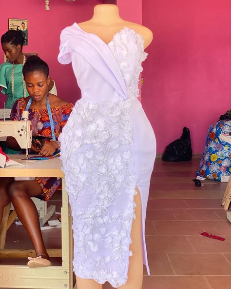 Mrs Boakye💍 on Instagram: “Dress available and selling at 170cedis with free delivery across gh contact 0543098812” Lace Dress Short, White Lace Dress Short, Lace Dress Classy, African Traditional Wedding Dress, African Lace Styles, African Dresses For Kids, Short African Dresses, Best African Dresses, Lace Gown Styles