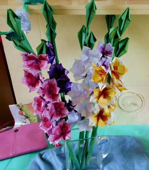 Origami gladiolus flower Origami White, Snapdragon Flowers, Gladiolus Flower, Origami Videos, Purple Line, Green Paper, Round Box, Pink Paper, Flower Crafts