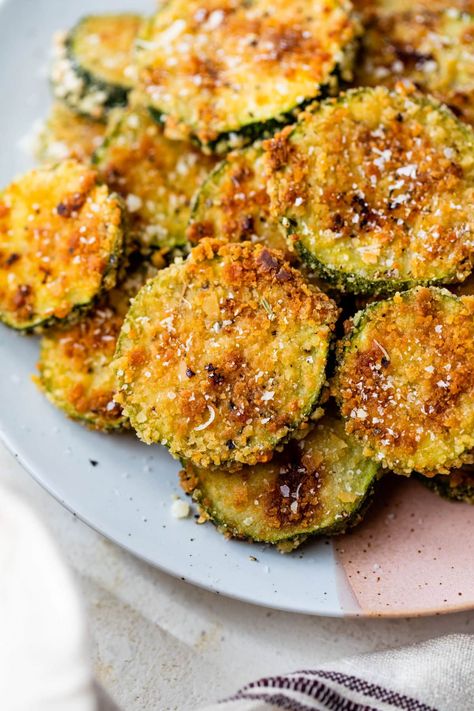 Cheesy, crispy oven-baked zucchini chips are the best way to eat your veggies! They're easy to make and impossible to resist. Hors Dourves, Zucchini Chips Recipe, Zucchini Recipes Baked, Gluten Free Panko, Holiday Meal Planning, Zucchini Chips Baked, Baked Zucchini, Salmon And Shrimp, Slow Cooker Pasta