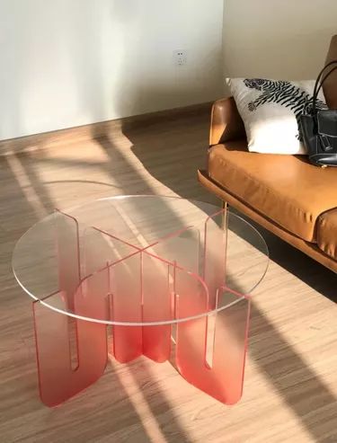 Creative Coffee Table, Coffee Table Inspiration, Coffee Table Design Modern, Acrylic Furniture, Cool Coffee Tables, A Living Room, Coffee Table Design, Decorating Coffee Tables, Modern Coffee Tables