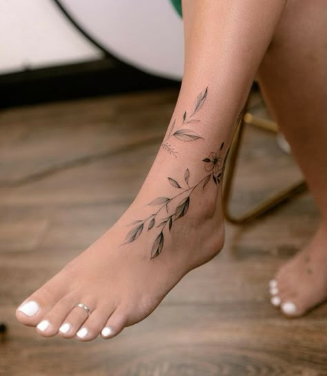 Wrap Around Ankle Tattoos, Ankle Foot Tattoo, Cute Foot Tattoos, Wrap Around Tattoo, Basic Tattoos, Tattoo Ideas Unique, Inspo Tattoo, Wrap Tattoo, Tattoo Designer