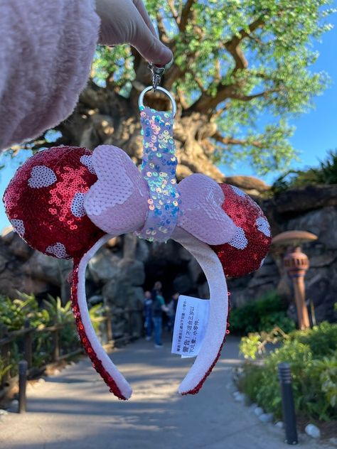 Iridescent snappy strap meant to fit most mouse ears Ears not included Disney Ear Holder, Backpack Diy, Backpack Keychain, Keychain Holder, Rainbows Christmas, Backpack Keychains, Minnie Mouse Ears, Disney Ears, Minnie Ears