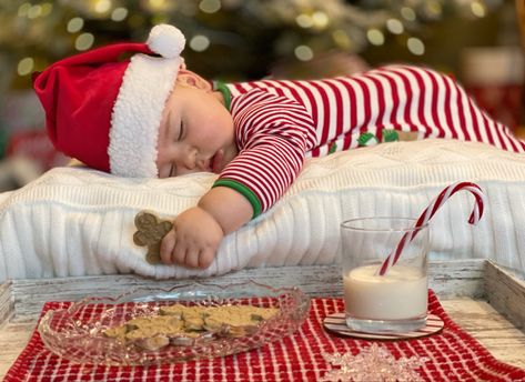 3 Month Old Baby Christmas Pictures, Toddler Christmas Pictures, Holiday Baby Pictures, Christmas Traditions Kids, Baby Holiday Photos, Diy Christmas Photo, Newborn Christmas Photos, Christmas Baby Pictures, Christmas Family Photoshoot