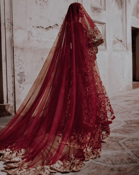 Nikkah Duppata Ideas, Pakistani Bridal Veil, Red Veil Wedding Indian, Nikah Outfit For Bride, Indian Veil Bridal, Red Wedding Dress Pakistani, Red Nikkah Dress, Red Bridal Dupatta, Dulhan Dupatta