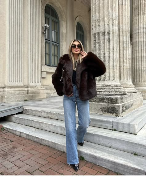 Fur Coat Casual Outfit, Jeans And Fur Coat Outfit, Winter Outfits Fur Coat, Fur Coat Inspo Outfit, Black Fur Coat Outfit Street Style, Faux Fur Coat Outfit, Winter Going Out Outfit Night Bar, Old Money Fur Coat, Winter Streetwear Fur Coat