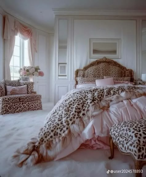 Bedroom Ideas 80s, Hollywood Mansion, Hiasan Bilik Tidur, Dream Bedroom Inspiration, Dream Apartment Decor, Bed Spread, Future Apartment Decor, Redecorate Bedroom, Dream House Rooms