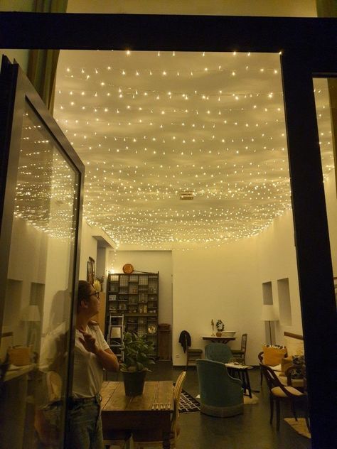 Small Room Birthday Decorations, Fairy Lights Home Decor, Fairy Lights Hanging From Ceiling, Fairy Lights Bedroom Ceiling, Fairy Lights Wall Decor, Fairy Lights On Ceiling, Wall Fairy Lights, Fairy Lights Wall, Fairy Lights Ceiling