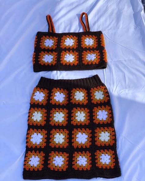 Crochet granny squares skirt and top Granny Square Crochet Outfit, Crochet Two Piece Set, Crochet Two Pieces, Crochet Granny Square Skirt, Crochet Skirt And Top, Crochet Top And Skirt, Granny Square Skirt, Crochet Skirt Tutorial, Granny Square Ideas