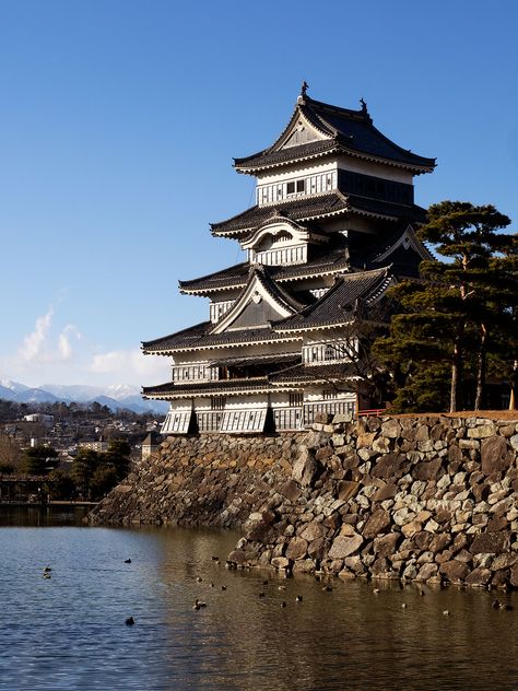 Japan Castle, Matsumoto Castle, Castle Keep, Places In Tokyo, Asia Continent, Japan Temple, Japanese Castle, Famous Castles, Castle Tower