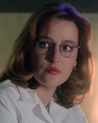 Dana Scully Glasses, Scully Haircut, Dana Scully Icons, Dana Scully Makeup, Dana Scully Hair, Scully Hair, Gillian Anderson Young, Agent Scully, Scully And Mulder