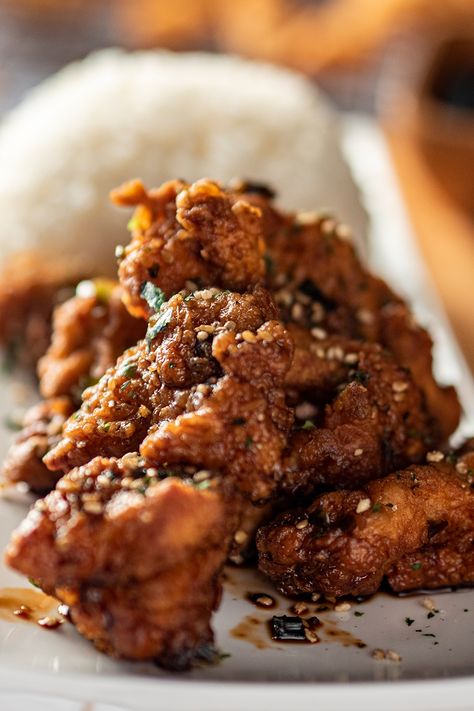 Garlic Furikake Chicken is a crispy deep fried chicken dipped in a garlicy-shoyu based sauce. Garnished on top is the furikake seasoning that a lot of locals like to top on their rice. Learn how to make furikake chicken from scratch; from the chicken brine to the frying and making the dipping sauce. Chicken Brine, Ono Kine Recipes, Deep Fried Chicken, Best Chicken Dishes, Fried Garlic, Hawaiian Recipes, Hawaiian Dishes, Garlic Chicken Recipes, Hawaii Food