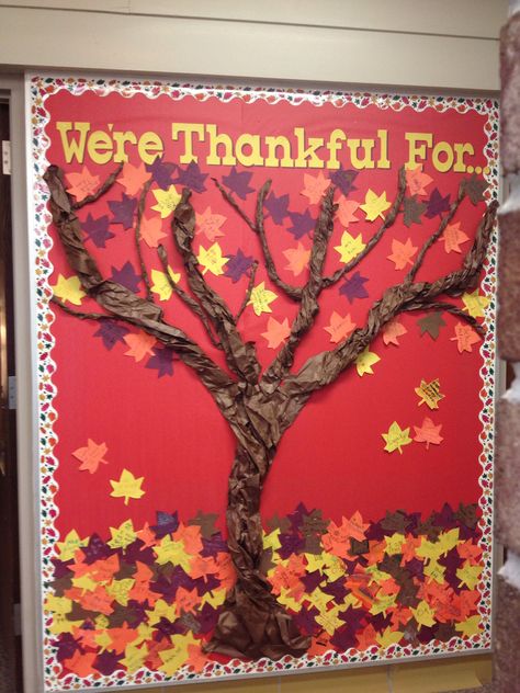 Thanksgiving bulletin board. Twist butcher paper to make tree trunk and branches. Have students write something they are thankful for on leaves.  Easy! Thankful Tree Bulletin Board, Family Tree Bulletin Board, Tree Bulletin Board, Bulletin Board Tree, November Bulletin Boards, Thanksgiving Bulletin Boards, Board Classroom, Thanksgiving Classroom, Fall Classroom Decorations