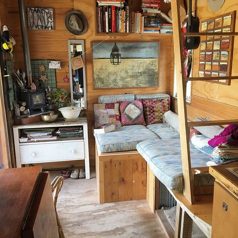 Upcycled Tiny House Ideas, Tiny Home Art Studio, Tiny House Vintage, Caravan House, Tiny Home Designs, Tiny Home Ideas, Small Home Renovation, Rustic Tiny House, Tiny House Living Room