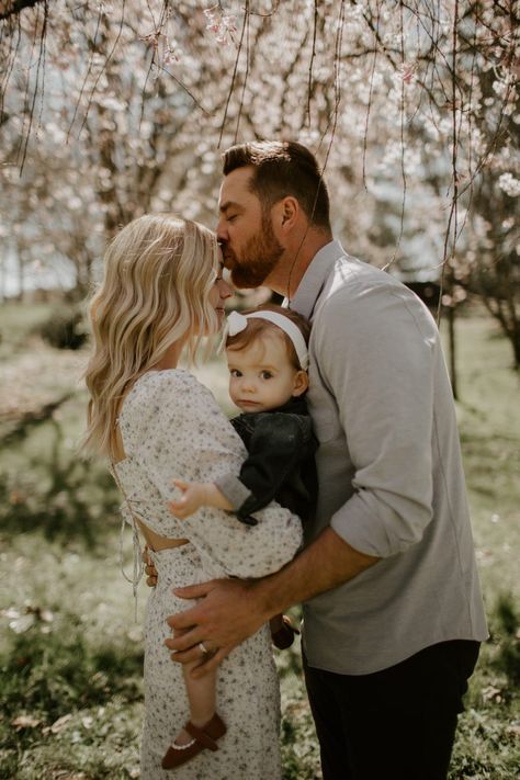 Family Photoshoot Outfit Ideas, Spring Family Photoshoot, Fall Photoshoot Family, Outdoor Family Pictures, Fall Photoshoot Ideas, Outdoor Family Photoshoot, Spring Family Pictures, Portret Feminin, Family Photoshoot Ideas