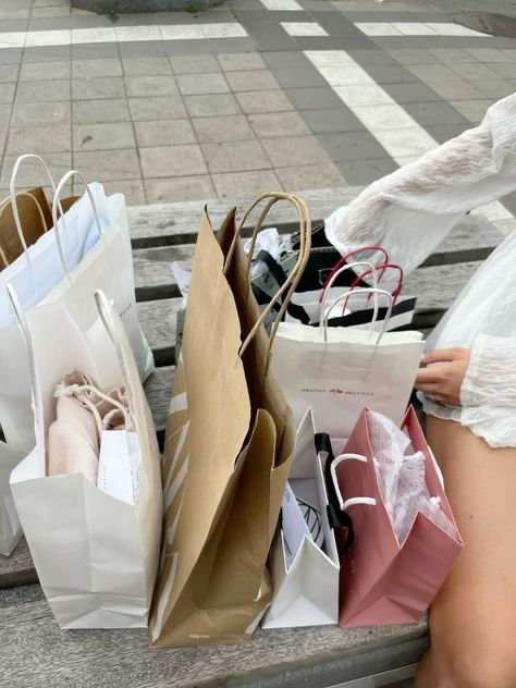 Shopping Asthetics, Shopping Aesthetic Pictures, Shopping Vision Board, Girl Shopping Aesthetic, Shopping Aesthetic Bags, Life Inspo Aesthetic, Clothes Shopping Aesthetic, Online Shopping Aesthetic, Girl With Shopping Bags