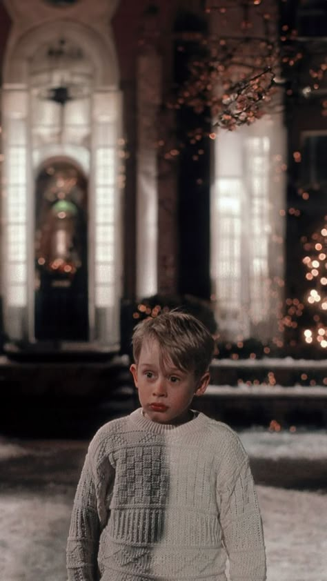 Homealone Christmas Wallpaper, Classic Christmas Aesthetic Wallpaper, Christmas Vibe Wallpaper, Home Alone Movie Astethic, Christmas Wallpaper Boys, Home Alone Wallpers Iphone, Navidad Wallpapers Aesthetic, Home Alone Background, Last Christmas Aesthetic