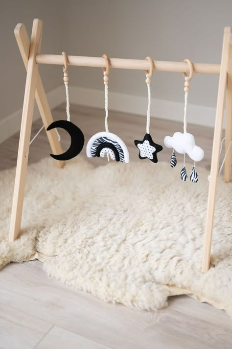 Diy Baby Gym, Play Gym Toys, Baby Play Gym Toys, Wooden Baby Gym, Baby Gym Toys, Diy Baby Mobile, Baby Montessori, Baby Play Gym, Baby Sensory Toys