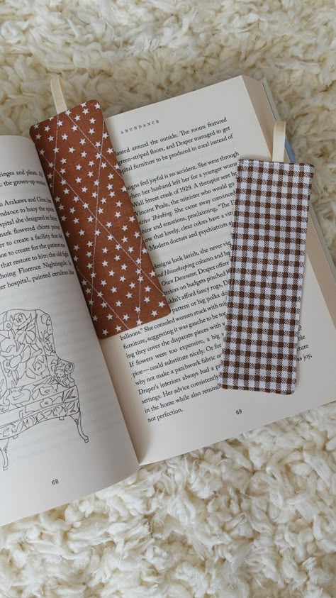 Learn how to sew easy and quick DIY bookmarks with this simple sewing tutorial. This project is perfect for any small scrap pieces of fabric you have in your fabric stash and makes a stylish and budget friendly gift. Homemade Fabric Bookmarks, Diy Bookmark For Grandma, Christmas Fabric Scrap Projects, Easy Beginning Sewing Projects, Sewing Gift Ideas Things To Make, Small Simple Sewing Projects, Simple Sewing Christmas Gifts, Sewing Projects For Kids Gifts, Sewing Holiday Gifts