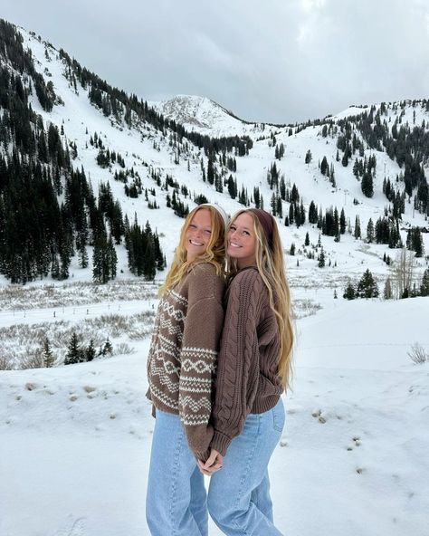 Snow Picture Outfit Ideas, Cute Winter Poses For Instagram, Cute Winter Pics For Instagram, Winter Outfits Mountain Snow, Snow Photoshoot Ideas Friends, Winter Pictures Poses, Snow Mountain Photoshoot, Friend Snow Pictures, Aesthetic Snow Pictures With Friends