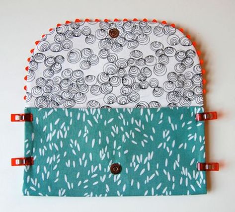 Clutch Purse Free Tutorial ~ DIY Tutorial Ideas! Clutch Purse Tutorial, Diy Clutch Purse, Clutch Sewing, Clutch Bag Pattern, Clutch Tutorial, Fat Quarter Projects, Clutch Pattern, Sew Mama Sew, Diy Clutch