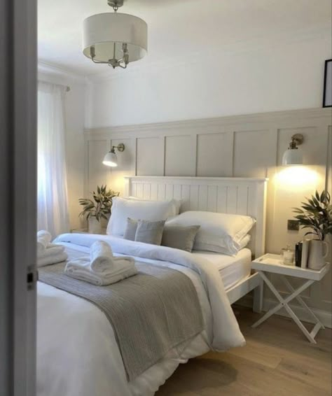 Cottage Homes Interior Bedrooms, White Guest Bedroom Ideas, Bedroom White And Wood, Small Neutral Bedroom, Paneling In Bedroom, Neutral Small Bedroom, Country Modern Bedroom, Bedroom Panelling Wall, Small Double Bedroom Ideas