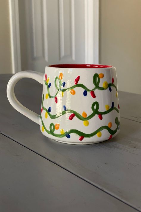 Simple Pottery Mug Designs, Diy Painted Mugs Christmas, Mug Inspiration Paint, Pottery Painting Mug Christmas, Christmas Mug Painting Ideas Diy, Xmas Mug Painting, Diy Christmas Ceramics, Christmas Mug Pottery Painting, Things To Paint On Ceramics