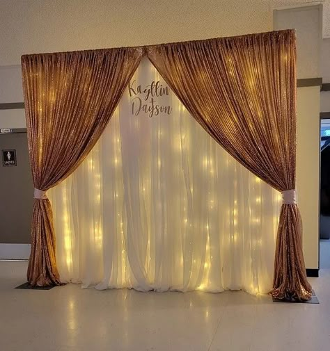 Gold Photo Booth Backdrop, Golden Hour Prom Theme, Curtain Decoration Ideas For Party, Gold Backdrop Ideas, Homecoming Background, Gold Prom Theme, Gold Photo Backdrop, Curtain Photo Backdrop, Prom Background