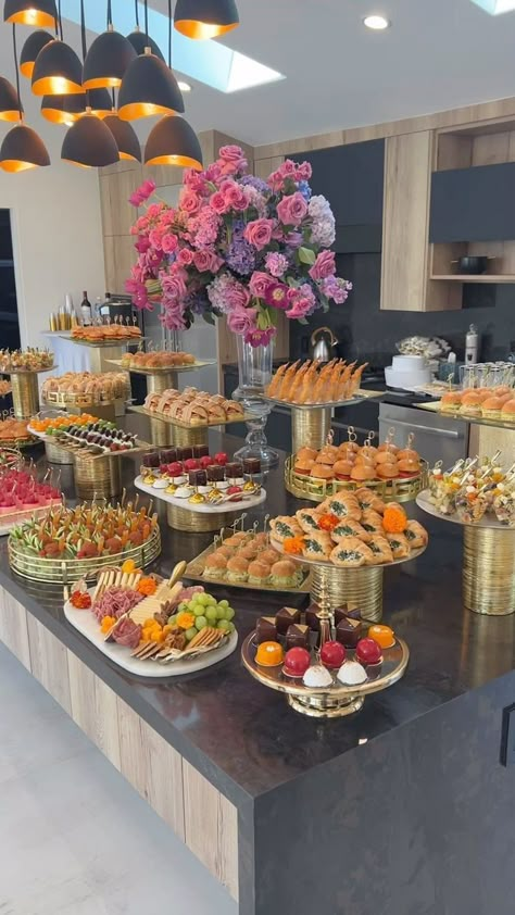 Food Inspo For Birthday, 21 Birthday Food Table, Party Food For Adults Birthday, Food Table For Birthday Party, Buffet For Party, Birthday Spread Parties Food, Catering Birthday Party, Food Table Birthday Party, Birthday Party Food Setup Display