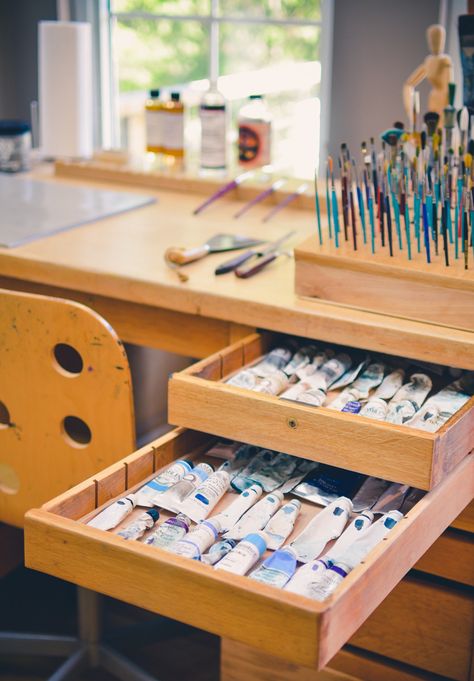 Art Organization Ideas, Artist Desk, Art Studio Storage, Craft Storage Solutions, Studio Storage, Painting Station, Art Studio Space, Art Studio Organization, Art Supplies Storage