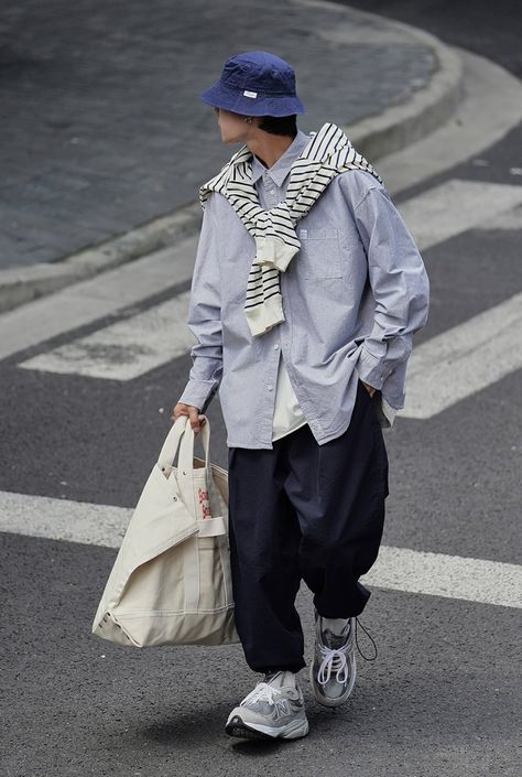 Tokyo Fashion Men Street Styles, Mens Street Fashion Korea, Japan Fits Men, Japan Male Fashion, 90s Japanese Street Fashion Men, Japanese City Boy Style, Tokyo Mens Fashion, Japan Street Style 90s, Japanese City Boy Fashion