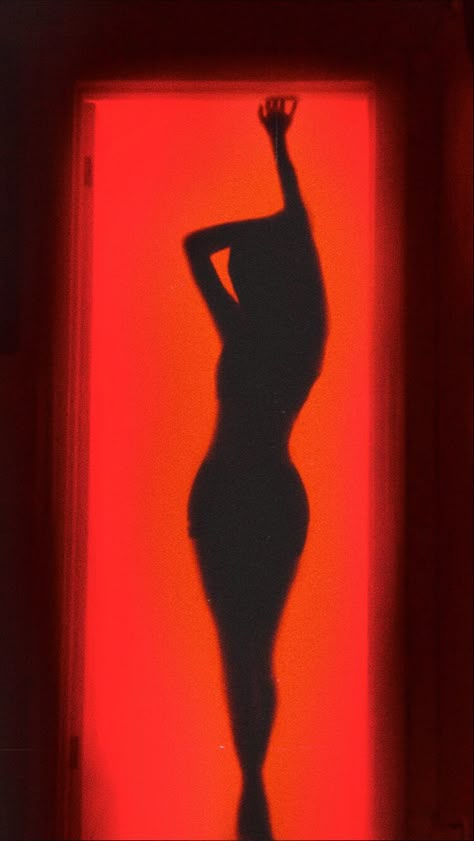 Body Silhouette Aesthetic, Arty Photoshoot, Woman Silhouette Aesthetic, Female Silhouette Photography, Bodiur Photoshoot Ideas, Silhouette Photoshoot, Silhouette Poses, Silhouette Photo, Women Silhouette