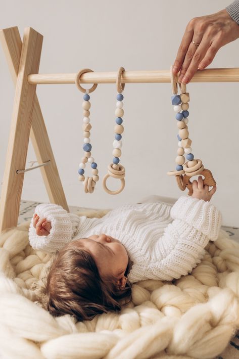 Designed with a Montessori-inspired approach, baby play gym with hanging toys are an excellent first toy for your baby! With its cute toys and neutral colors, this set will blending with any decor. Modern, minimalist, stylish and unique newborn toy. Gender neutral and natural. A must-have for babies and a perfect gift idea for for any occasion: birthday, christening, a baby shower and more. See you in our Etsy shop! ♡ Baby Hanging Toys, Baby Play Gym Toys, Wooden Play Gym, Wooden Baby Gym, Baby Gym Toys, Baby Play Gym, Baby Sensory Toys, Newborn Toys, Play Gym