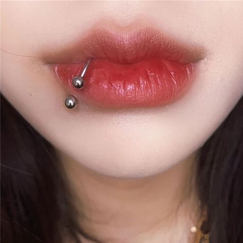 Piercing Ideas Nose Septum, Mouth Persing, Aesthetic Lip Piercing, Persing Lips, Pirsing Lip, Piercing Labret Lateral, Middle Lip Piercing, Labret Piercing Ring, Snake Bite Piercing