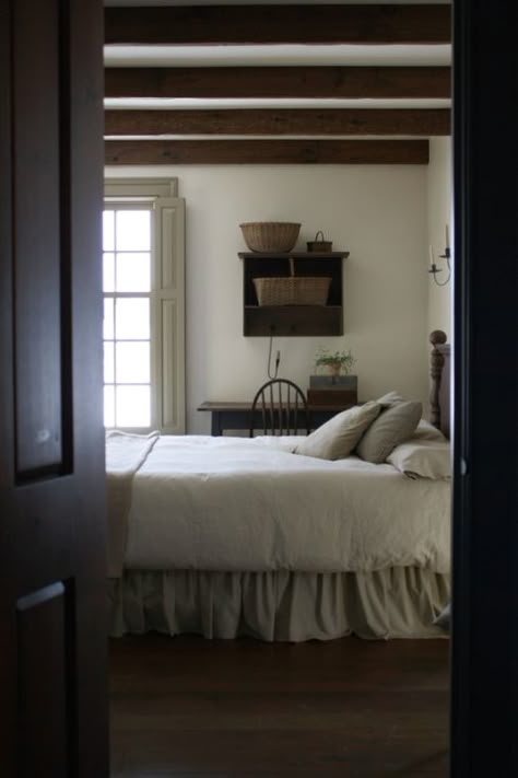 from Modern Country Style blog: Shaker-Style Home Tour Colonial Bedrooms, Primitive Bedroom, Primitive Homes, Casa Country, American Farmhouse, Primitive Colonial, Casa Vintage, Colonial Decor, Primitive Decorating Country